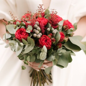 20210612-a-luxurious-wedding-bouquet-with-red-roses-in-the-hands-of-the-bride (1)